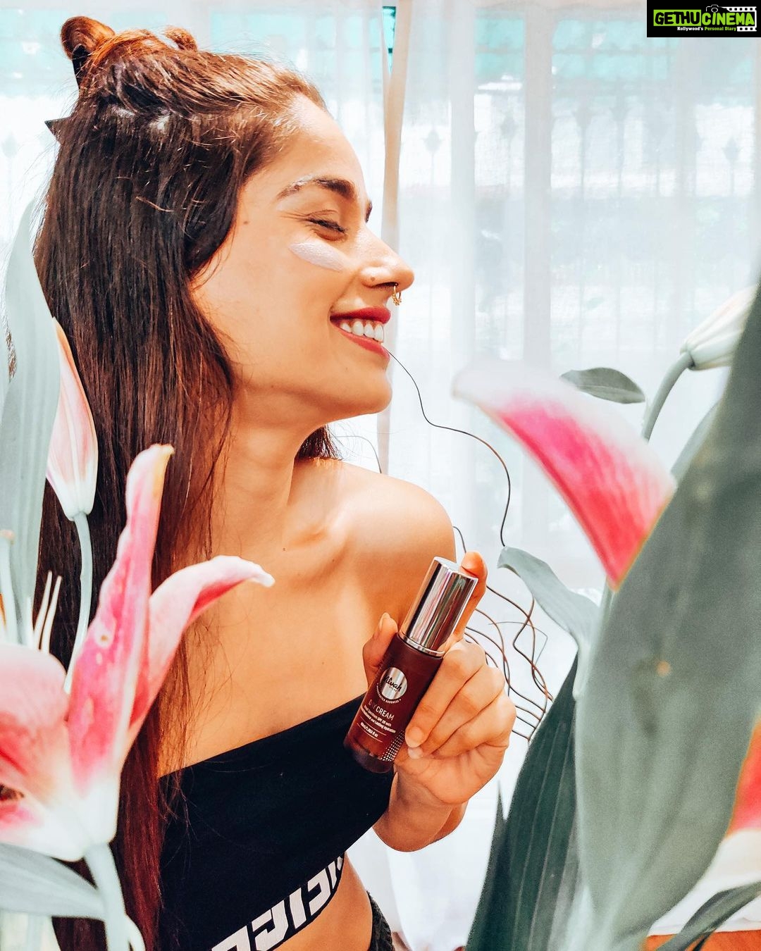Aparnaa Bajpai Instagram - Indulging in one of my favorites again👇🏽 @vilvah_ - 🌱100% natural 🌱No chemicals 🌱Cruelty free🐰 🌱Eco friendly packaging 🌱Sustainable & not mass produced Pampering myself indoors with this hell of beautiful moisturizer🧖🏽♀️💅🏼 - Rich in Acai Berry and Green Tea, with remarkable antioxidant properties; this day cream:- •Works as an excellent primer for any kind of make-up. •Protects skin from harmful UVA and UVB rays of the sun (with 20 SPF enough to stay indoors) •Protects skin from trans-epidermal water loss, thus maintains skin hydration level. •Improves overall skin condition and imparts hydro-soothing effect. - I can only say one thing that i feel the best when I know that the products I am using on myself are not adding to any environmental damage, are locally produced and are completely natural sans any chemicals and to top it all; are not tested on animals. Do I need anymore reason to feel good? PS:- It also work wonders on my skin 🥰🥰🥰 . . . . #honestreview #natural #organic #skincare #skincaretips #skincareproducts #bodycareroutine #crueltyfree #vilvahstore #facecream #enviornmentfriendly #noplastic #consciousliving #ecofriendly #ethical