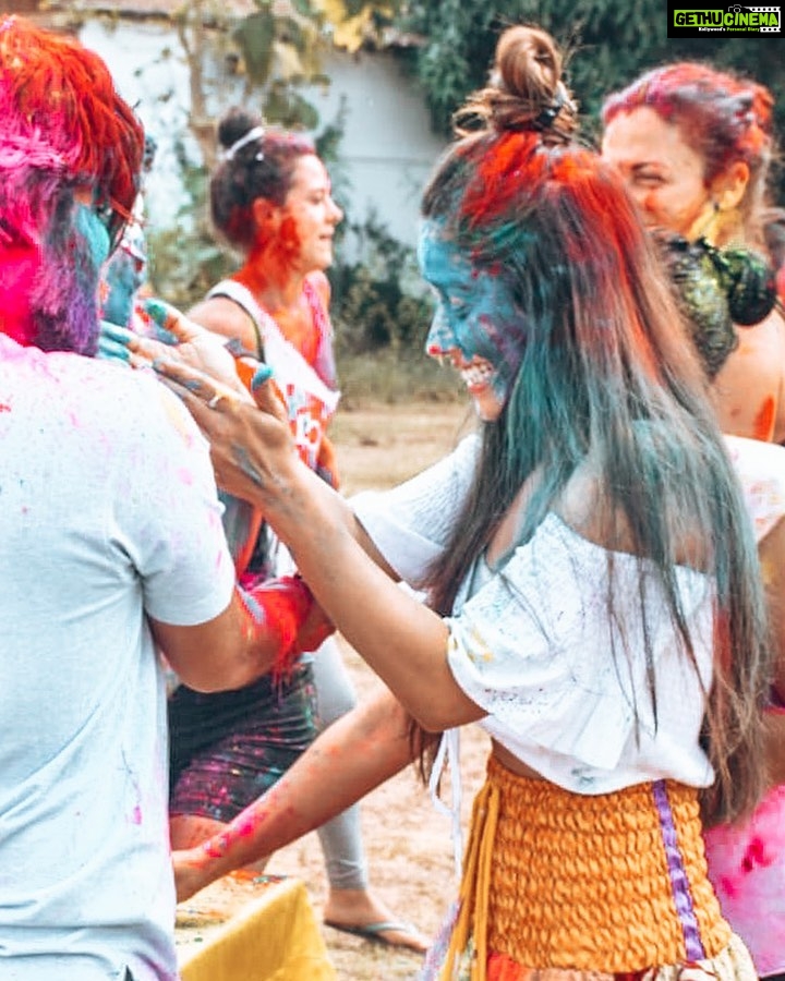 Aparnaa Bajpai Instagram - Holi happened🤷🏻♀️ Kashish Yoga