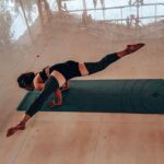 Aparnaa Bajpai Instagram - Yogasana:~Flying 🦎 pose Kashish Yoga