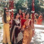 Aparnaa Bajpai Instagram - 💃💃💃 Take hours to get ready and click tons of pictures in order to qualify as bridesmaids👍🏻 Also, act candid. . . . Ps: don’t overdress in a south indian wedding cuz you might end up looking like a bride yourself🧐 Also, Mom’s Saree🥰💋😍 Also, My new Septum piercing by @tinaut_ltw 💖💖 Bengaluru