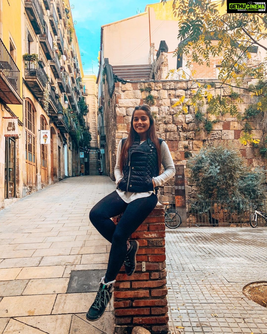 Aparnaa Bajpai Instagram - Same day! Different experience & emotions😇 Life is what you make of it, how you tune into the mindset of happiness, abundance & prosperity. Life is what you choose to see. Change your perception, change your life💙💙💙 #wordsbyaparnaa . . . #travelislife #travel #selfreflection #journeyoflife #travelgram #positivevibes Barrio Gótico de Barcelona