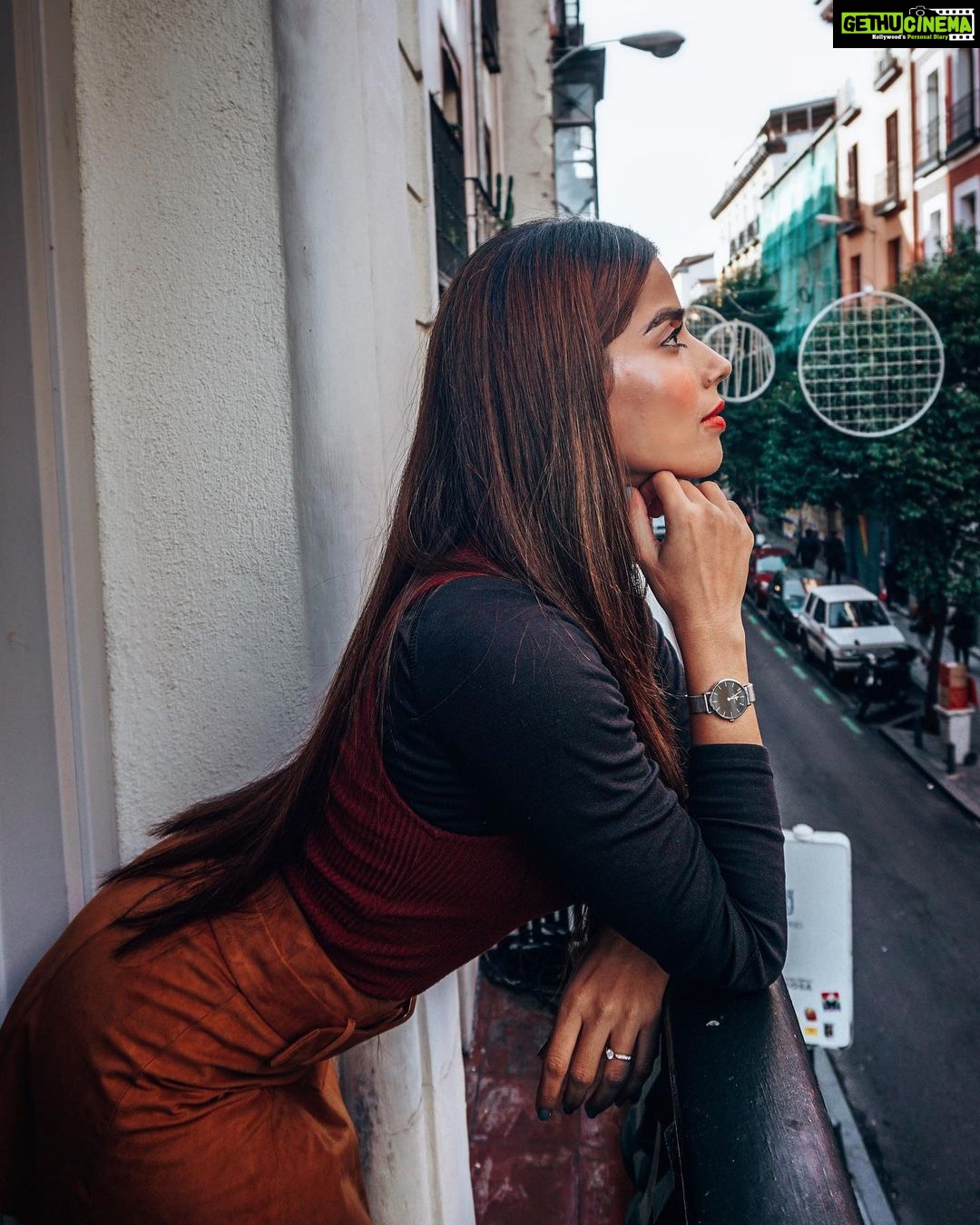 Aparnaa Bajpai Instagram - Have you already got your hands on my favorite minimal collection from @danielwellington ? Use my code "APARNA15" to get a 15% off on your purchase on the website or stores. #danielwellington #DWforeveryone Madrid, Spain