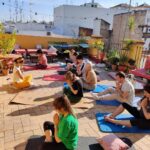 Aparnaa Bajpai Instagram - #repost @laflamenkahostel ・・・ Este ha sido el cartel que hemos elegido para invitar a nuestros huéspedes a la sesión de yoga 🧘🏻‍♀️que ha impartido @aparnaabajpai hoy en la terraza. Una profe de yoga que desde la India ha aterrizado en Sevilla🌞💃atraída por los encantos de esta ciudad, para dedicarse a sus dos pasiones: recorrer el mundo✈️🌎 y el yoga como estilo de vida🌿🌱 . . . #LaFlamenkaHostel #HostelWorld #Seville #Travel #Rooftop #EnjoyLife #LifeStyle #Yoga #YogaPractice #YogaTime #YogaInspiration #YogaWithViews #Healthy #HealthyLifeStyle #InternationalMeeting #Guests #Fun La FlamenKa