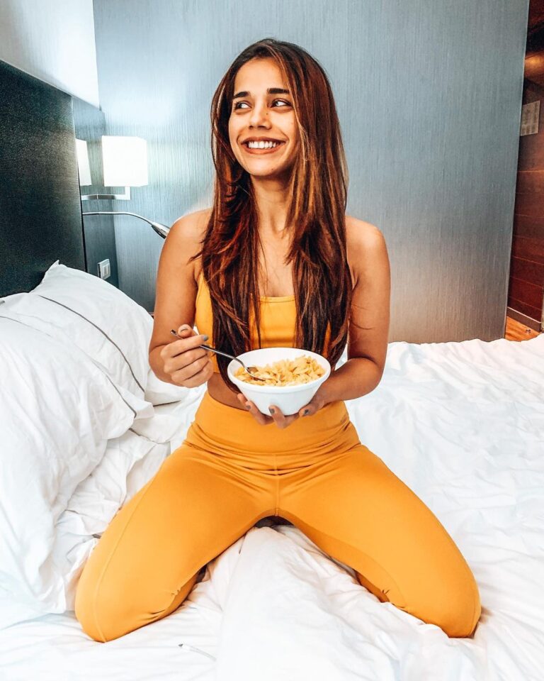 Aparnaa Bajpai Instagram - Can’t decide between food or workout or... laze in bed or... go watch the fireworks on New Year’s Eve or.... appreciate my new hair💇🏽‍♀️ Day!!! I know I can do it all💃 Bye!!! 👋🏻 see you in 2020 . . . #spain #barcelonaspain #travel #travelgram Barcelona, Spain