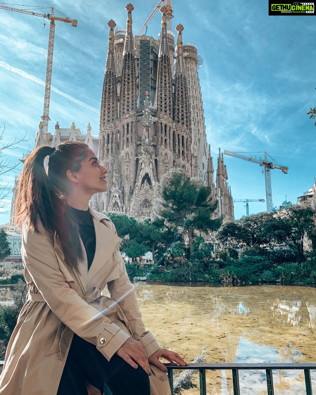 Aparnaa Bajpai Instagram - Antoni Gaudí’s divine architecture walking tour!! •La Sagrada Familia: Gaudi’s last, unfinished Roman Catholic Church. •Casa Milà-La Pedrera: criticized for its design & rejected by the public back then! (Why?😍) •Casa Batllò: Gaudí’s masterpiece also known as House of Bones, structured with skeletal, bones & dragon designs. . . . #spain #barcelonaspain #travel #travelgram Barcelona, Spain
