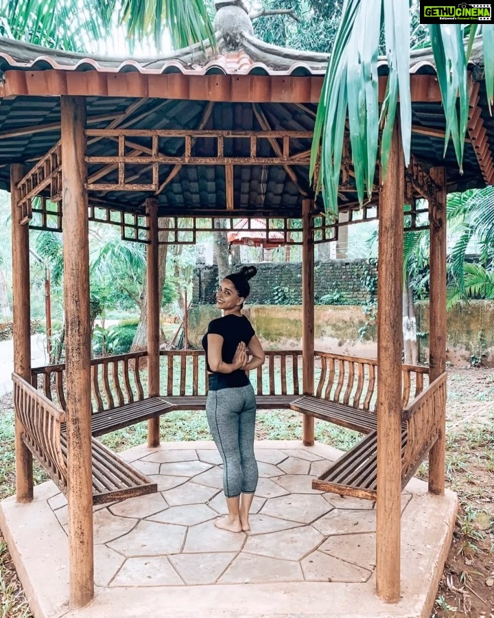 Aparnaa Bajpai Instagram - Tight shoulders & back?? . . . #yoga #yogainspiration #yogapractice #yogaeverydamnday #yogaanywhere #yogagirl #yogi #yogalife #yogalove #yogalover #yogachallenge #yogalifestyle #yogatime #yogagram #yogaflow India