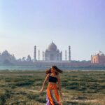 Aparnaa Bajpai Instagram - Waah Taj🇮🇳 . . . #roamingaffair #travelvlogger #travelblogger #shotoniphone #lightroom #IndiaPhotoConcept #ColursOfIndia #IncredibleIndia #IndiaFeatures #OutOfThePhone #DestinationEarth #WanderersOfIndia #IndianTravelgram #NGTIndia #IndiaPhotoSociety #LonelyPlanetIndia #tajmahal #agra #travelphotography Taj Mahal, Agra City