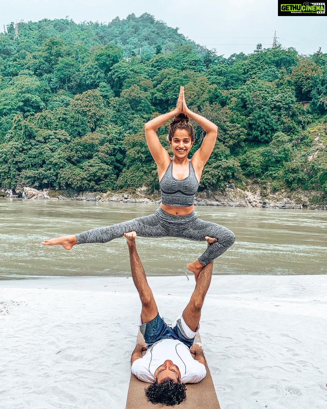 Aparnaa Bajpai Instagram - 🐴 . . . #acroyoga #coupleyoga #partneryoga Rishikesh