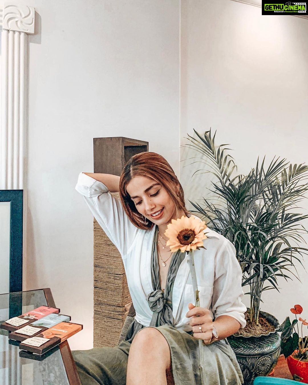 Aparnaa Bajpai Instagram - Cuz life is good when you have a 🌻 & chocolate by your side. Thank you for @ambrionachocolates for always taking care of my sweet tooth😬 @thisisblowfish 🥰💃 Mumbai, Maharashtra