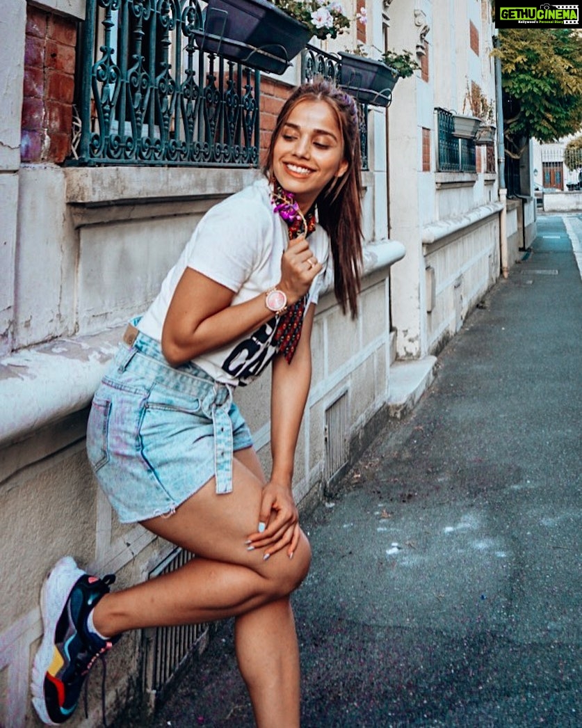Aparnaa Bajpai Instagram - Happiness is a choice. Your life is how you perceive it to be, rest all is an illusion. Choose a happy picture and discard the sad one. Choose happiness🌱 #wordsbyaparnaa Fontainebleau, France