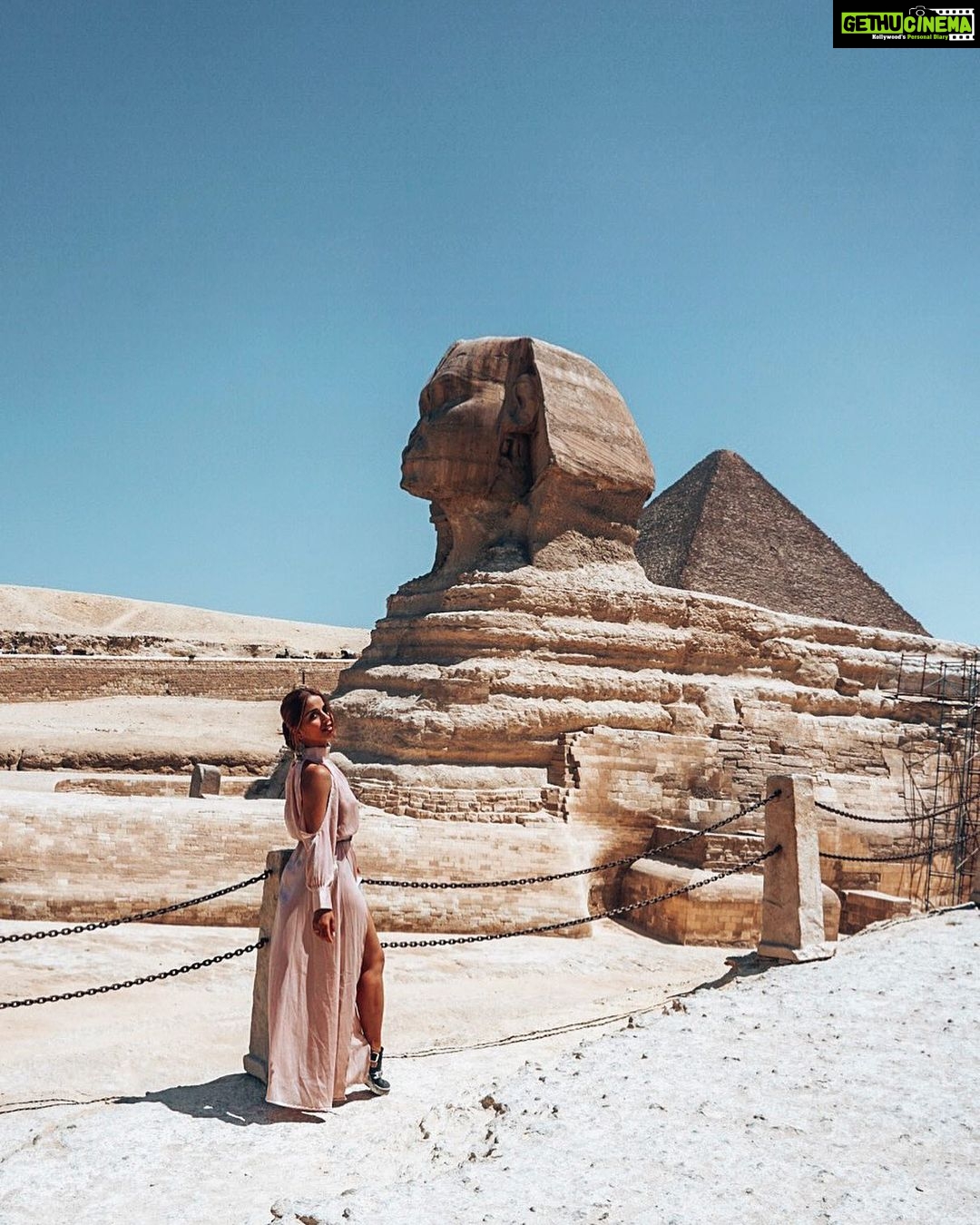 Aparnaa Bajpai Instagram - What your flight has a one day layover😱? US: *fist pump* 👊🏻 . . . #travel #travelphotography #travelblogger #travelvlogger #travelbucketlist #travelgram #roamingaffair #sonyalpha #lightroom #egypt #pyramids #pyramidsofgiza #giza #spinx The Sphinx and Giza Pyramids