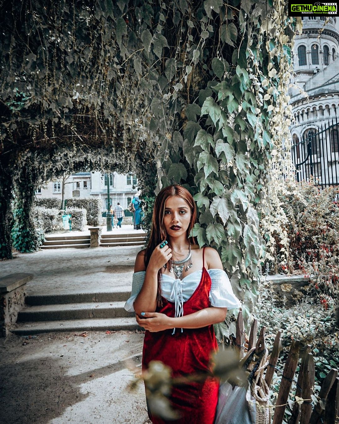 Aparnaa Bajpai Instagram - Gypsy soul🌔 No care, no fear ~~ ready to stroll where ever life may steer💫 #wordsbyaparnaa . . . #paris #france #travel #travelblogger #travelvlogger #travelbucketlist #travelgram #travelphotography #sonyalpha #lightroom Paris, France