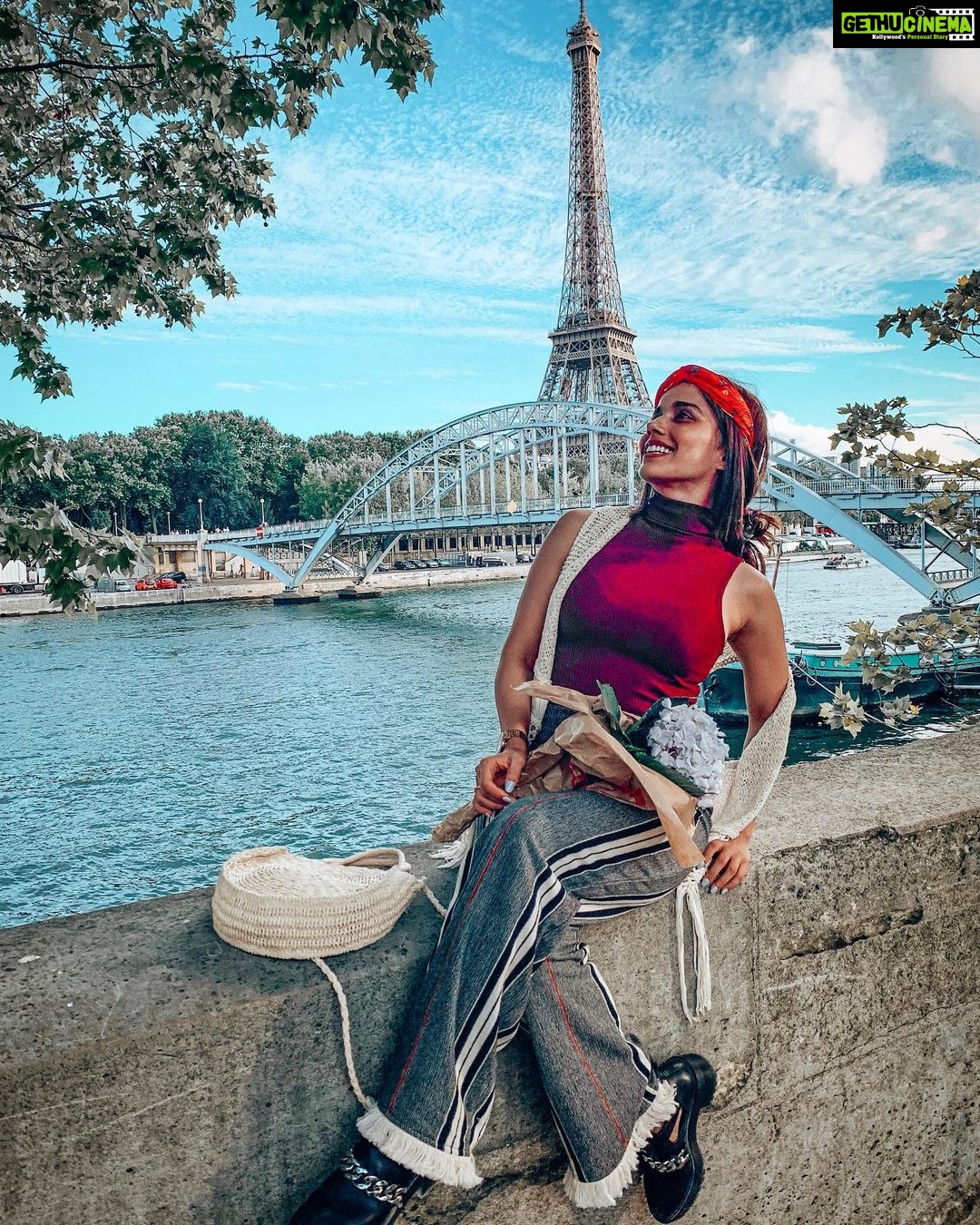 Aparnaa Bajpai Instagram - Paris💕 . . . #paris #france #eiffeltower #travel #travelblogger #travelvlogger #travelbucketlist #travelgram #lightroom #shotoniphone Paris, France