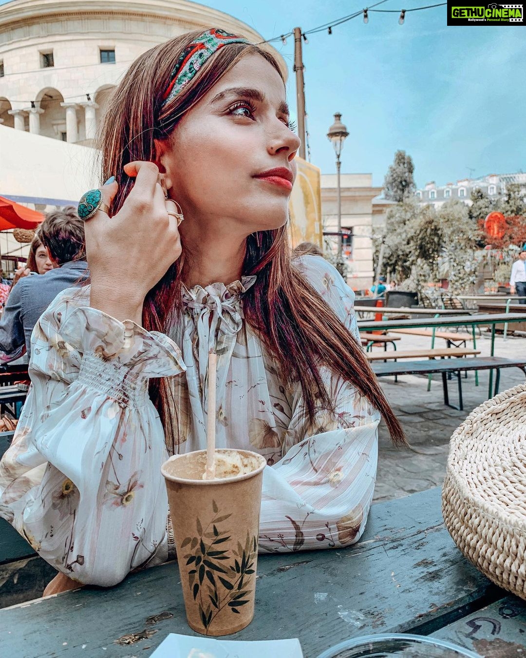 Aparnaa Bajpai Instagram - 🌒 A little girl who wanted to run away from the world & live a life of her own. A gypsy soul with a mind of her own:-#wordsbyaparnaa . . . . . #dontletsocietydefineyou #followyourheartnotthecrowd #gypsy #soul Jàures Paris