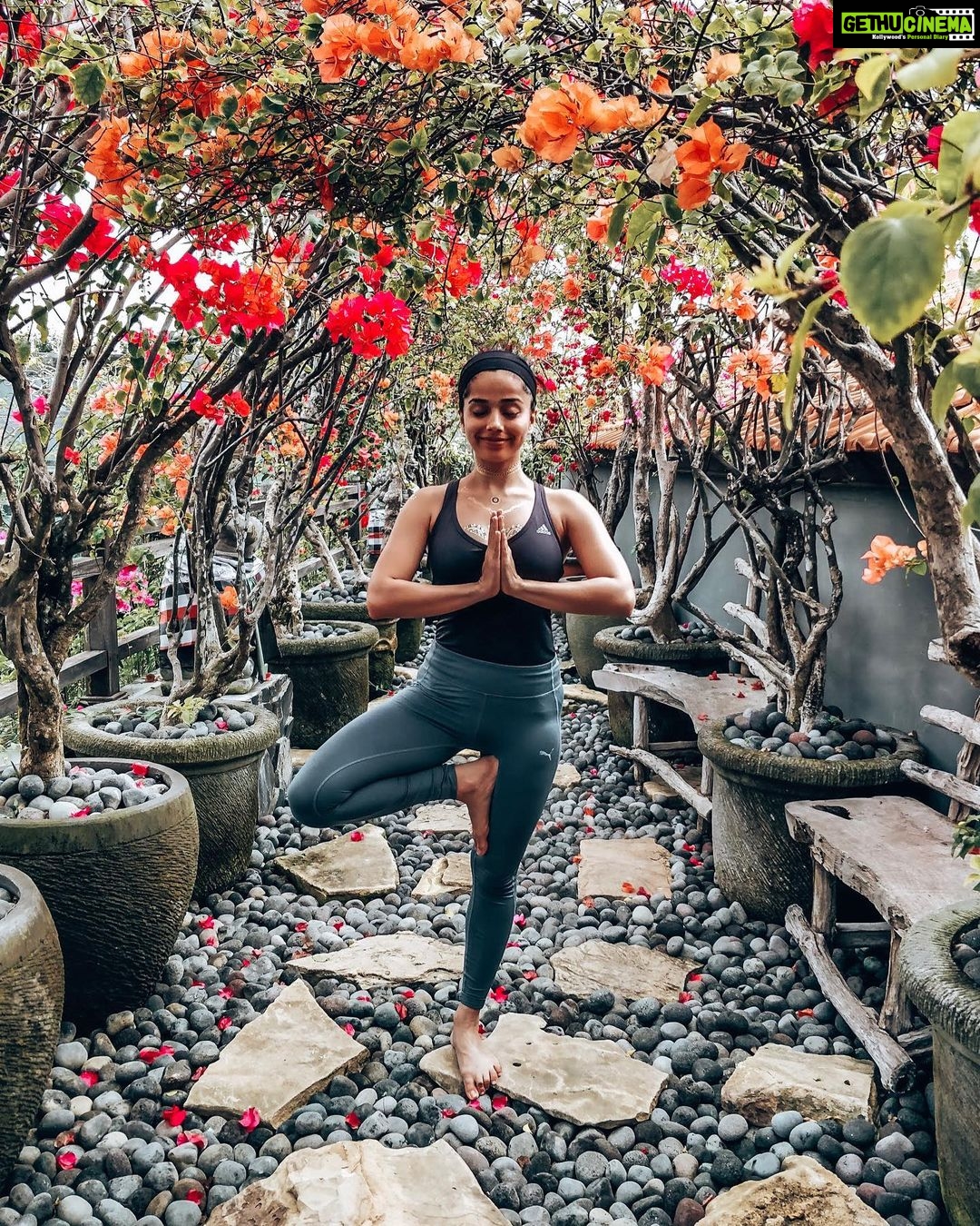 Aparnaa Bajpai Instagram - 'Stop forcing people to awaken, you can deliver message only to them who are a vibrational match for receiving it':~ @the_higher_self__ 🙏🏻 . . . And Just smile & move on & not worry about the favorite leggings you lost in your last yoga retreat 😢😅 . #yoga #yogi #soulsearching #positiveaffirmations #awakening #bali #soulpurpose Udara Bali