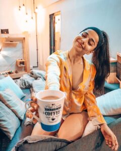 Aparnaa Bajpai Instagram - Enjoying my favorite creamy masala chai with oat milk.
No babies were stolen from their mothers & no milk was stolen from the babies and no female was raped & impregnated to lactate: in the making of this Chai!!
Only milking oats☕️
Swipe left for the easy recipe😘😘
.
.
.
Ps: Gaay humari maata hai🙏🏻 humko kuch nahi aata hai✔️
Pic courtesy: @veganinnumbers 
#veganchai #vegan #masalachai #veganfood #veganrecipe #veganism #cowlove #animalrights #oats #oatmilk #animallover