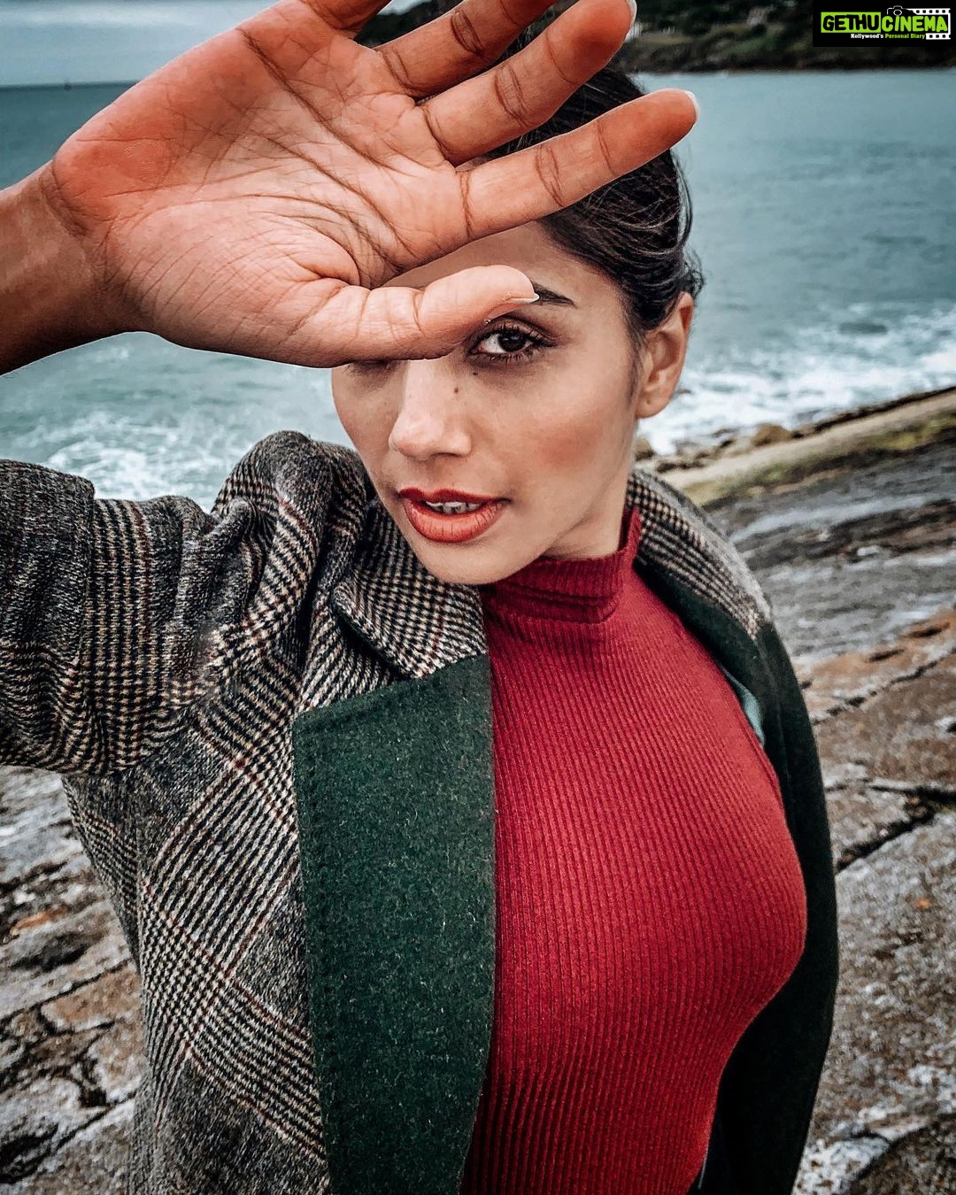Aparnaa Bajpai Instagram - Affectionately Detached💛 Something I totally believe in.... `By wisely discriminating where our energy flows, we direct into those who uplift us and remain affectionately detached from those who drain us.’ :~@dandapanillc Ireland (country)