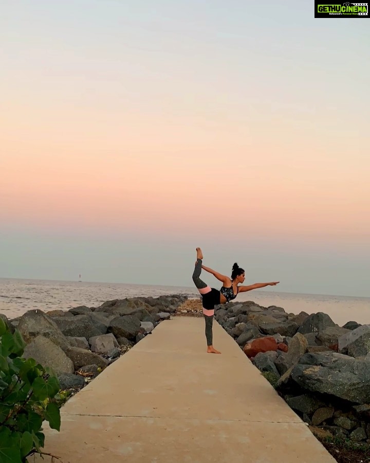 Aparnaa Bajpai Instagram - Paying my respect to the sea, the land and the air and all the beings we share our planet earth with🙏🏻 #worldenvironmentday #yoga #yogini #yogi #maputo #mozambique Mozambique