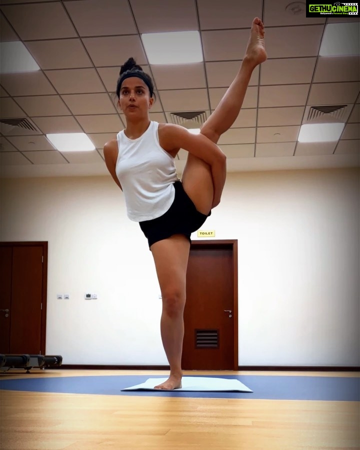 Aparnaa Bajpai Instagram - Someone told me when asked what’s yoga for you; he said: Yoga is life. It’s exactly like that:) Some days you dangle & fall and get up and start again and it’s okay!! Doha Qatar