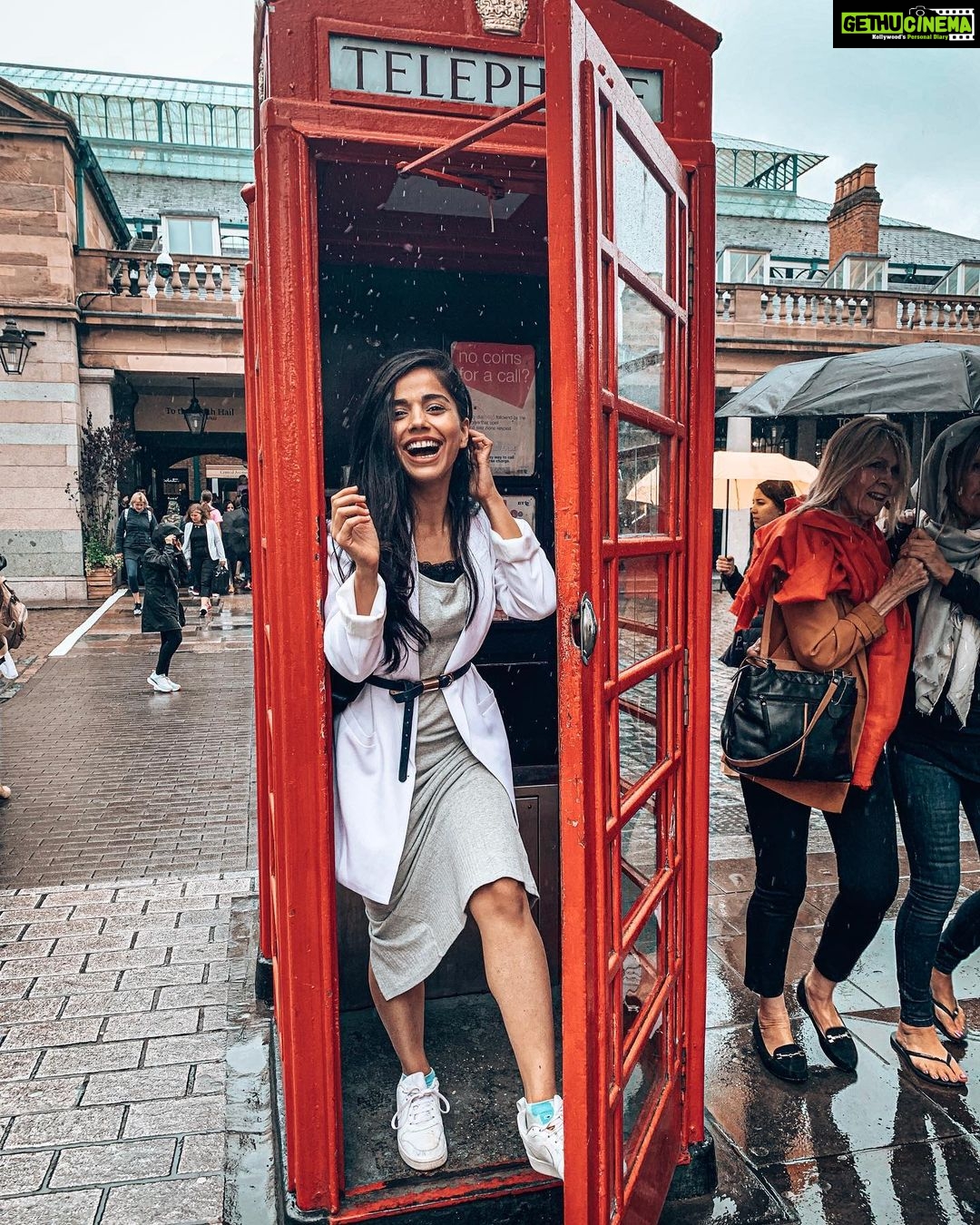 Aparnaa Bajpai Instagram - Hello June ☎️📞 My photo booth.. Oops phone booth 👅 London UK