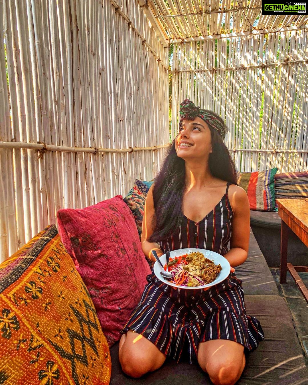 Aparnaa Bajpai Instagram - Always happy when food is around🤷🏻♀️ . . . #travel #traveller #goa #india Zest Health Food Cafe