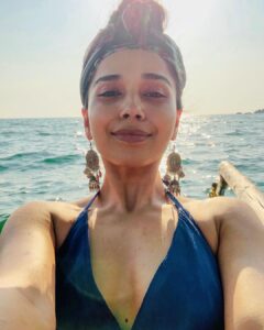 Aparnaa Bajpai Instagram - Breathe release and let go of anything that doesn’t serve you. Learning to click a selfie of my zen mode🙏🏻
#india #goa #travel #traveller #yoga