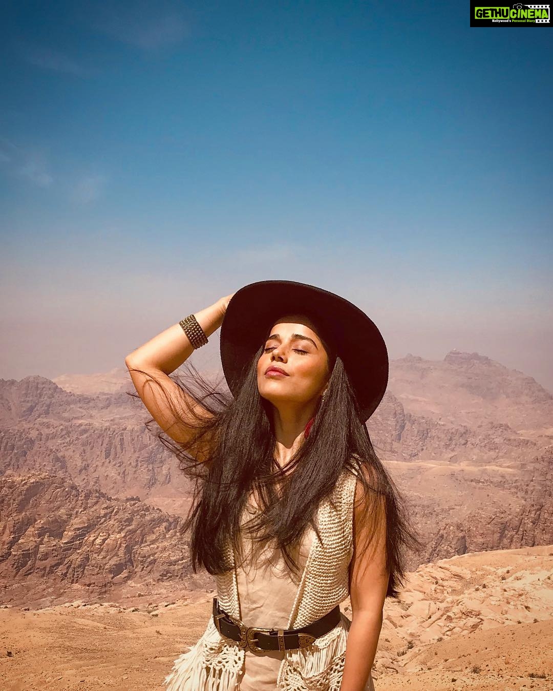 Aparnaa Bajpai Instagram - 🌞 . . . #jordan #wadirum #travel #travelphotography Wadi Rum وادي رم