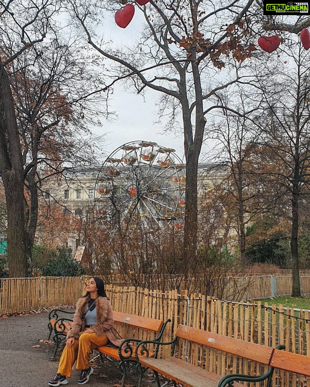Aparnaa Bajpai Instagram - All things Christmasy💕 . . . #travel #traveller #mytravelstories #glocalchild #travelbucketlist #travelholic #travelgram #travelshot #blogger #goglocal #austria #vienna Vienna, Austria