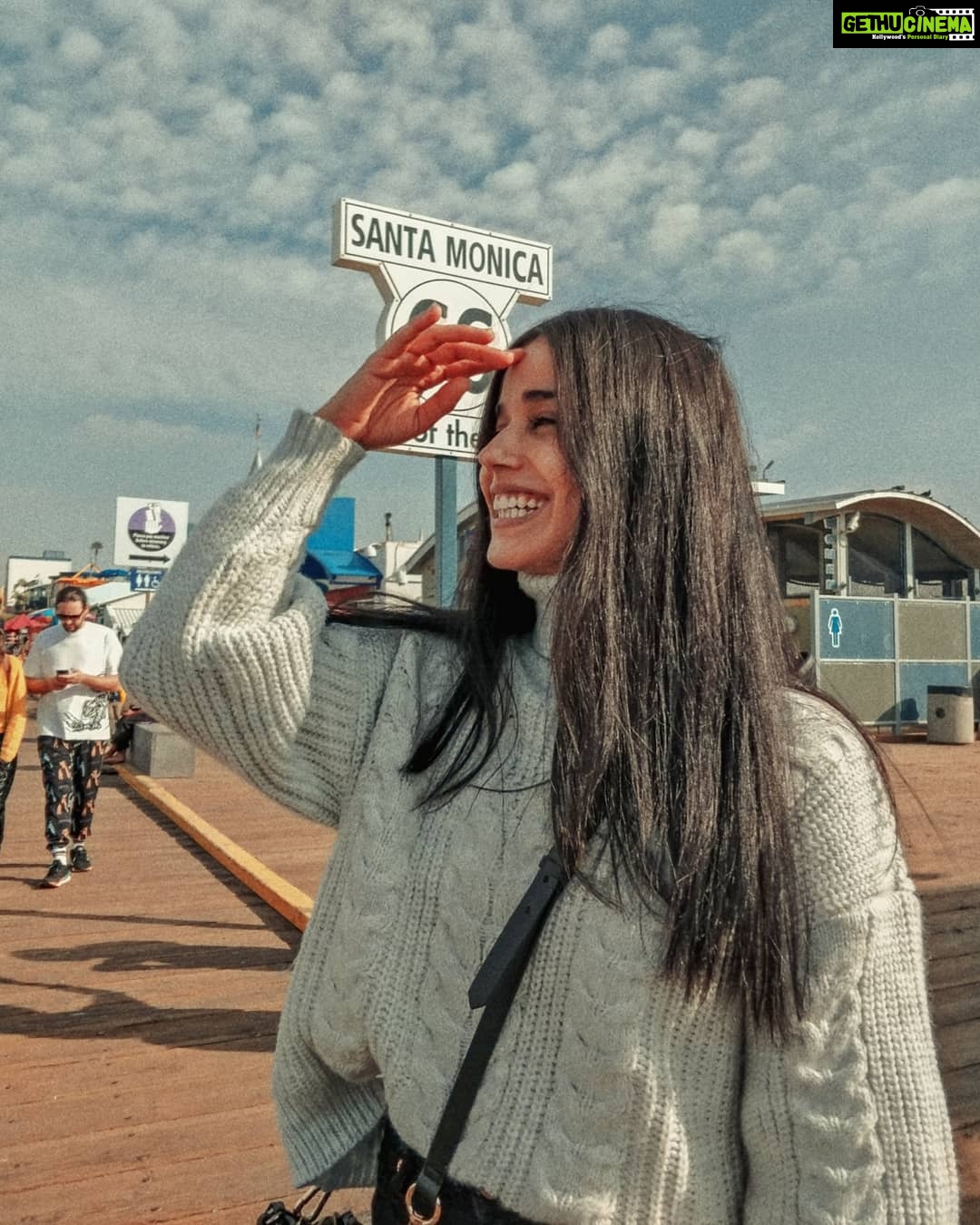Aparnaa Bajpai Instagram - Lucky break😇 . . . #travel #traveller #mytravelstories #glocalchild #travelbucketlist #travelholic #travelgram #travelshot #blogger #goglocal #losangeles #santamonica #california Santa Monica, California