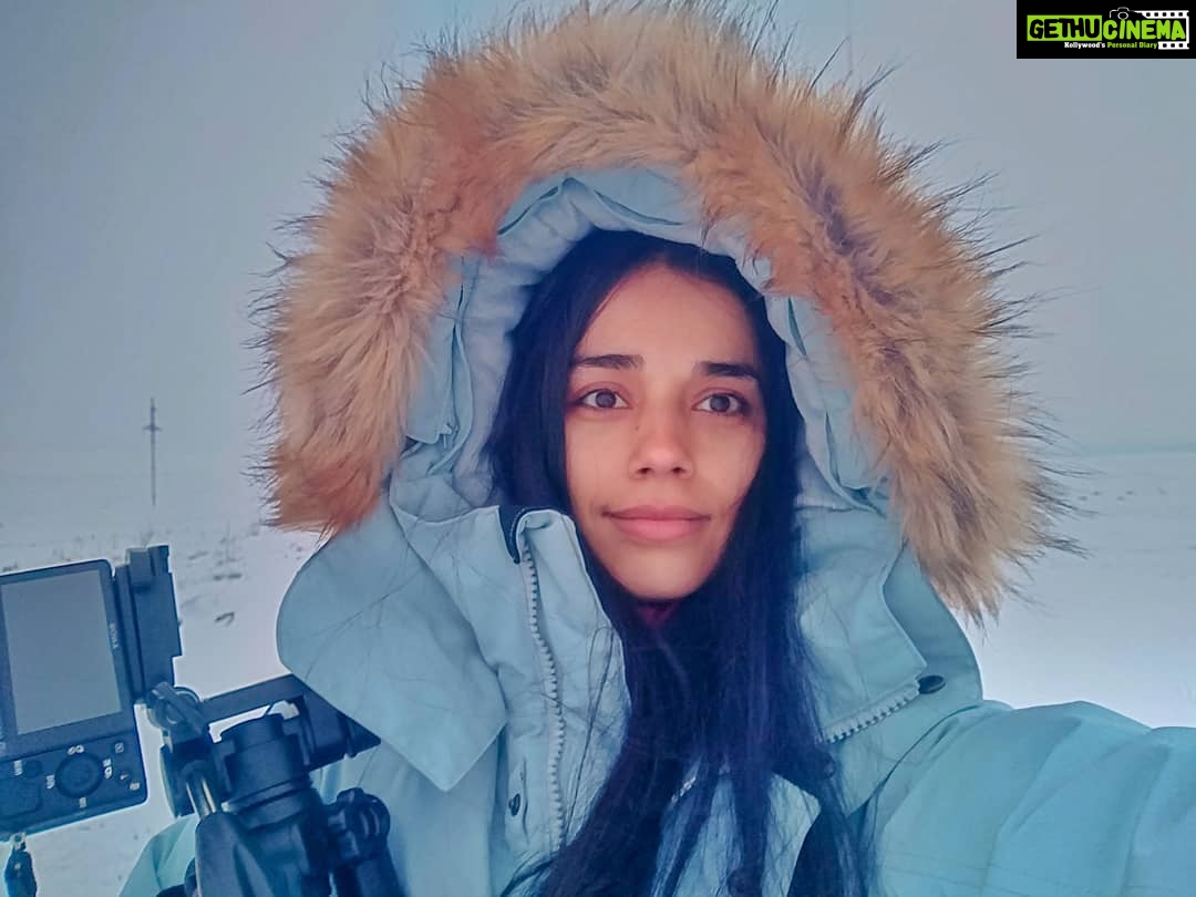 Aparnaa Bajpai Instagram - Me and my @sonyalpha 📸 . . . #sonyalpha #travel #traveller #mytravelstories #glocalchild #travelbucketlist #travelholic #travelgram #travelshot #blogger #goglocal #russia #murmansk #tundra #arctic Tundradalskyrkja