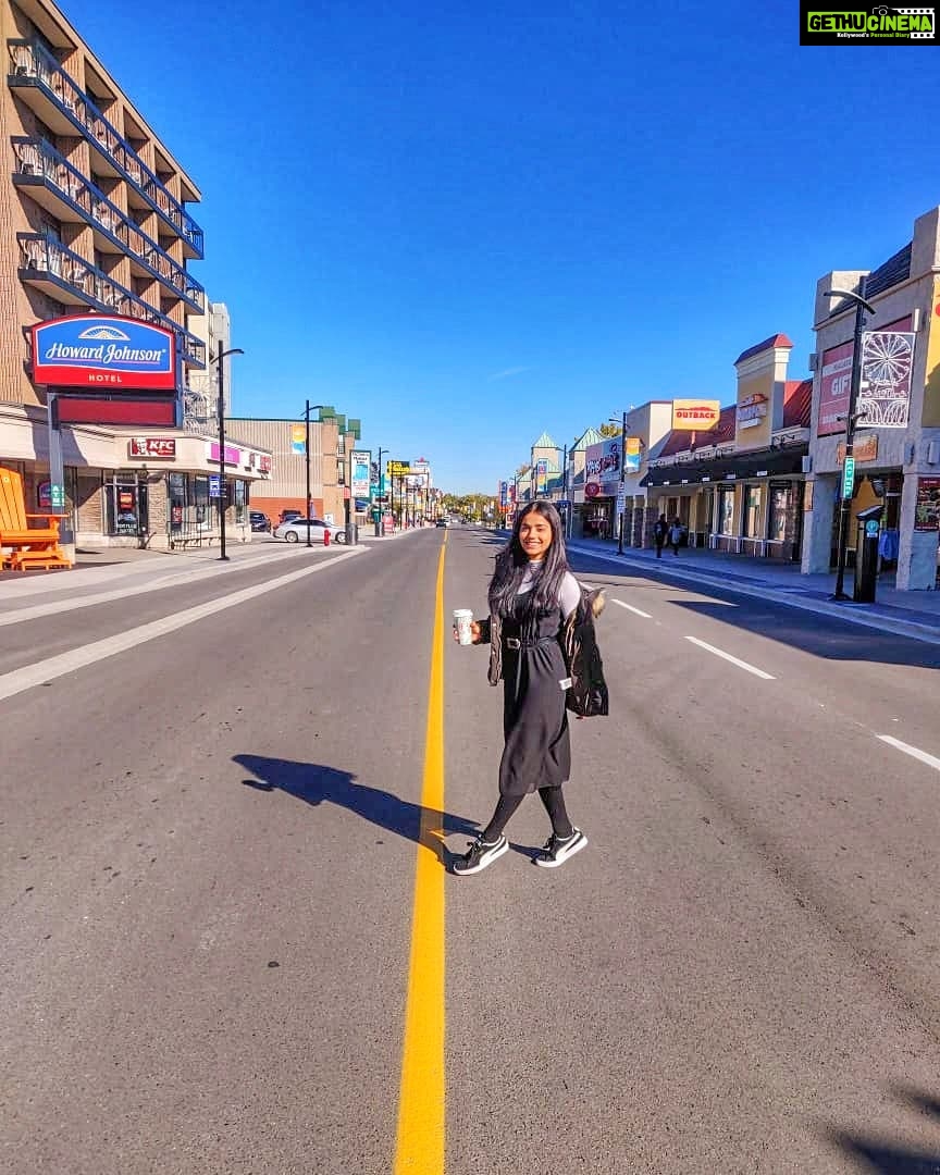 Aparnaa Bajpai Instagram - Cuz walk is the only exercise I do these days🍁 #travel #traveller #mytravelstories #glocalchild #travelbucketlist #travelholic #travelgram #travelshot #goglocal #mapleleaf #toronto #montreal #canada #instatraveling Canada