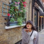 Aparnaa Bajpai Instagram - They say free hugs are like a therapy.. I say: Kisses to all💋💋💋 #travel #traveller #mytravelstories #glocalchild #travelbucketlist #travelholic #travelgram #travelshot #blogger #goglocal #London Piccadilly Circus
