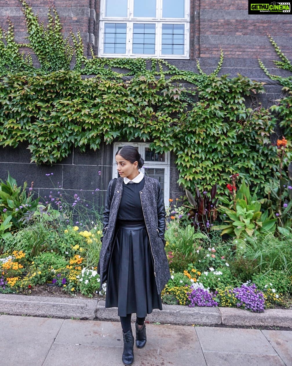 Aparnaa Bajpai Instagram - 🖤 #traveller #mytravelstories #glocalchild #travelbucketlist #travelholic #travelgram #goglocal #travel #blogger #sonyalpha #copenhagen #denmark Copenhagen