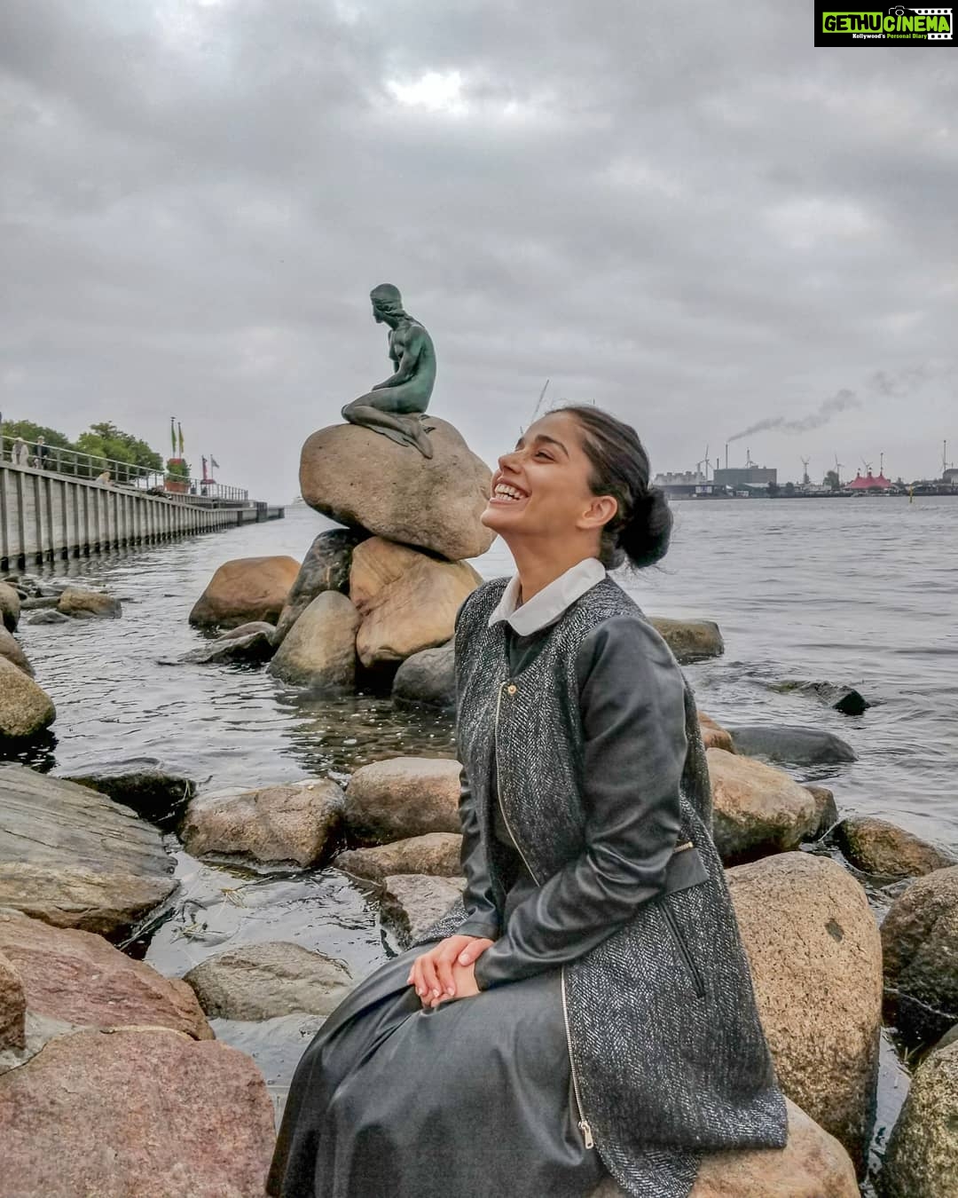 Aparnaa Bajpai Instagram - Trying to be a mermaid🧜♀️ #travel #glocalchild #traveller #mytravelstories #glocalchild #travelbucketlist #travelholic #travelgram #travelshot #blogger #goglocal #copenhagen #denmark The Little Mermaid (statue)