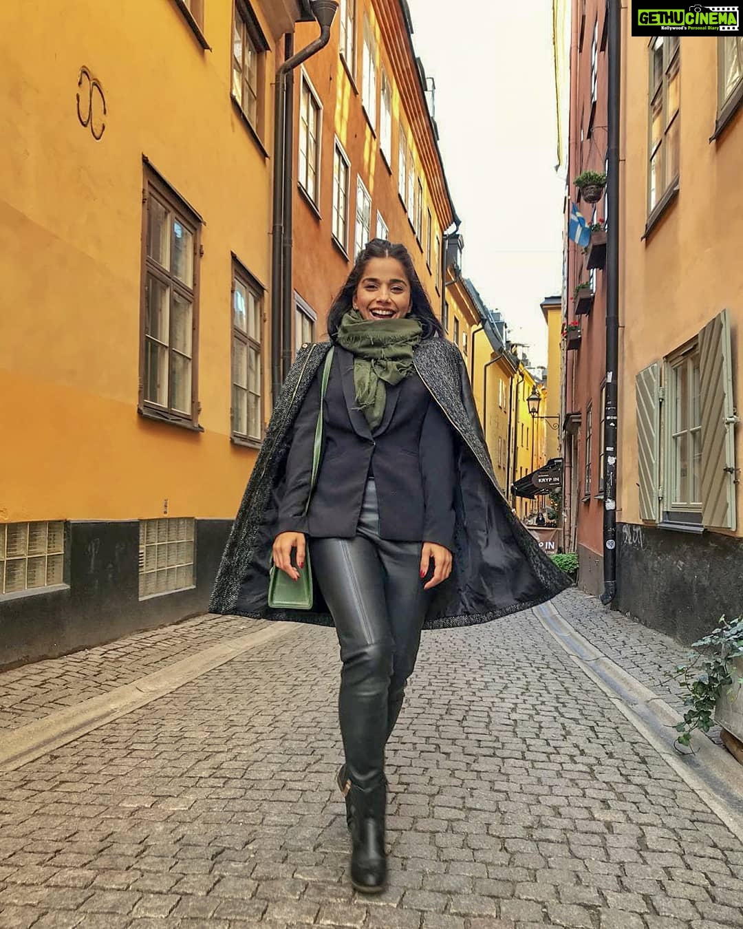 Aparnaa Bajpai Instagram - My daily dancing routine on stranger streets 💃 #travel #glocalchild #traveller #mytravelstories #blogger #travelshot #travelbucketlist #travelholic #travelgram #goglocal Stockholm