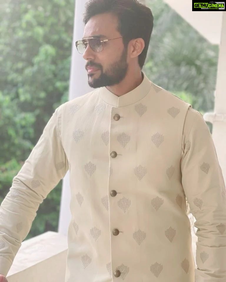 Arav Instagram - Keep it simple..Keep it Elegant.. Wearing @zafirandshadab PC : @raahei 😝 #arav #wedding #indowestern #zafir&shadab #indianwedding #bigfatindianwedding
