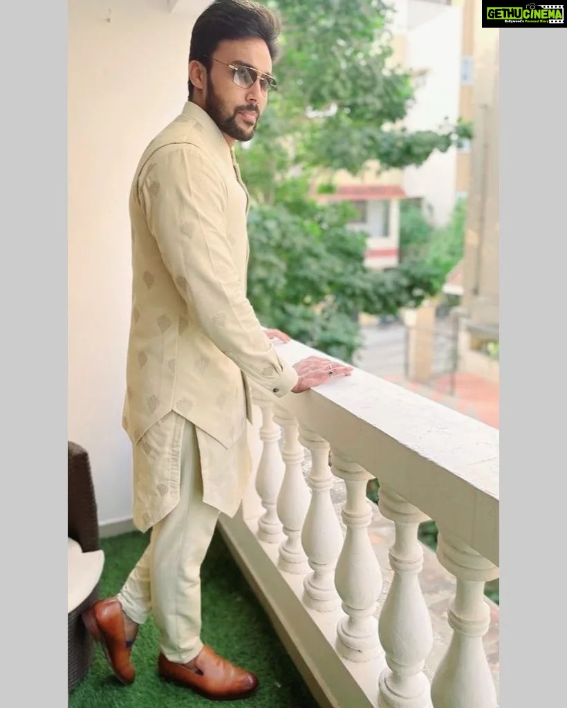 Arav Instagram - Keep it simple..Keep it Elegant.. Wearing @zafirandshadab PC : @raahei 😝 #arav #wedding #indowestern #zafir&shadab #indianwedding #bigfatindianwedding