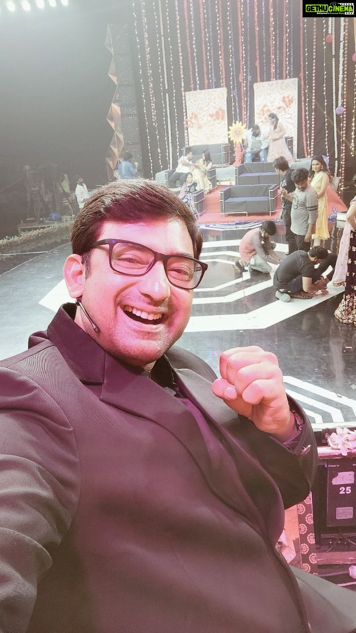 Aravind Akash Instagram - Abhiyum Naanum remarked a year and it wouldn't be possible without the genuine fans and not forgetting my lovely friends and family ❤️. I'll be forever thankful to my fans for showering love and support throughout Abhiyum Naanum journey🙏🏼 Abhiyum Naanum has gained the immeasurable support by the teamwork, kudos to the entire crew❣️
