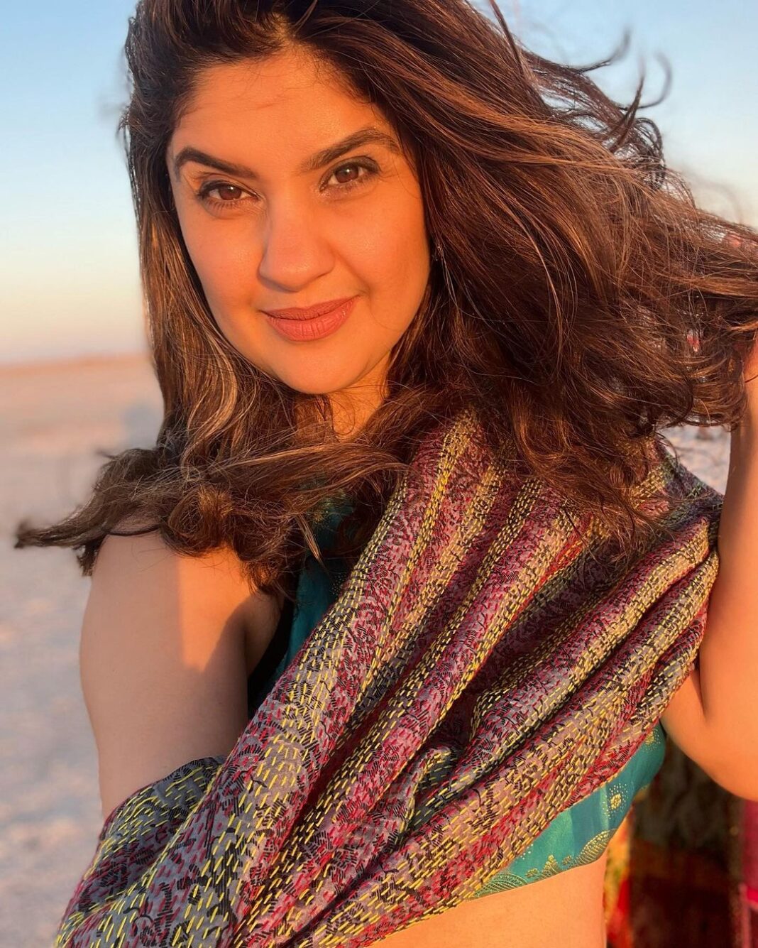 Archana Instagram - Which one do you prefer 1) selfie with the sun 2) selfie facing the sun 3) just about me #selfie . . . #rannkerang #rannofkutch #whitedesert #salt #gujarat #wonder #nature #photography #shotoniphone #love #sunset #sun #outdoor #travel #india #mycountry #tourism #selfie #india Rann Utsav Tent City, Dhordo, Kutch, Gujarat