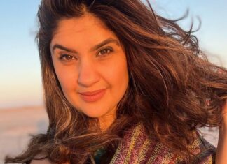 Archana Instagram - Which one do you prefer 1) selfie with the sun 2) selfie facing the sun 3) just about me #selfie . . . #rannkerang #rannofkutch #whitedesert #salt #gujarat #wonder #nature #photography #shotoniphone #love #sunset #sun #outdoor #travel #india #mycountry #tourism #selfie #india Rann Utsav Tent City, Dhordo, Kutch, Gujarat