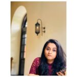 Arthana Binu Instagram - Cant help posing when the focus is on me! But food is love. Okay! So what about posing having food. Ok phone! I wont leave you! Squeeze yourself inside the frame . . 📸 : Nowfukka @nowfal__nazar