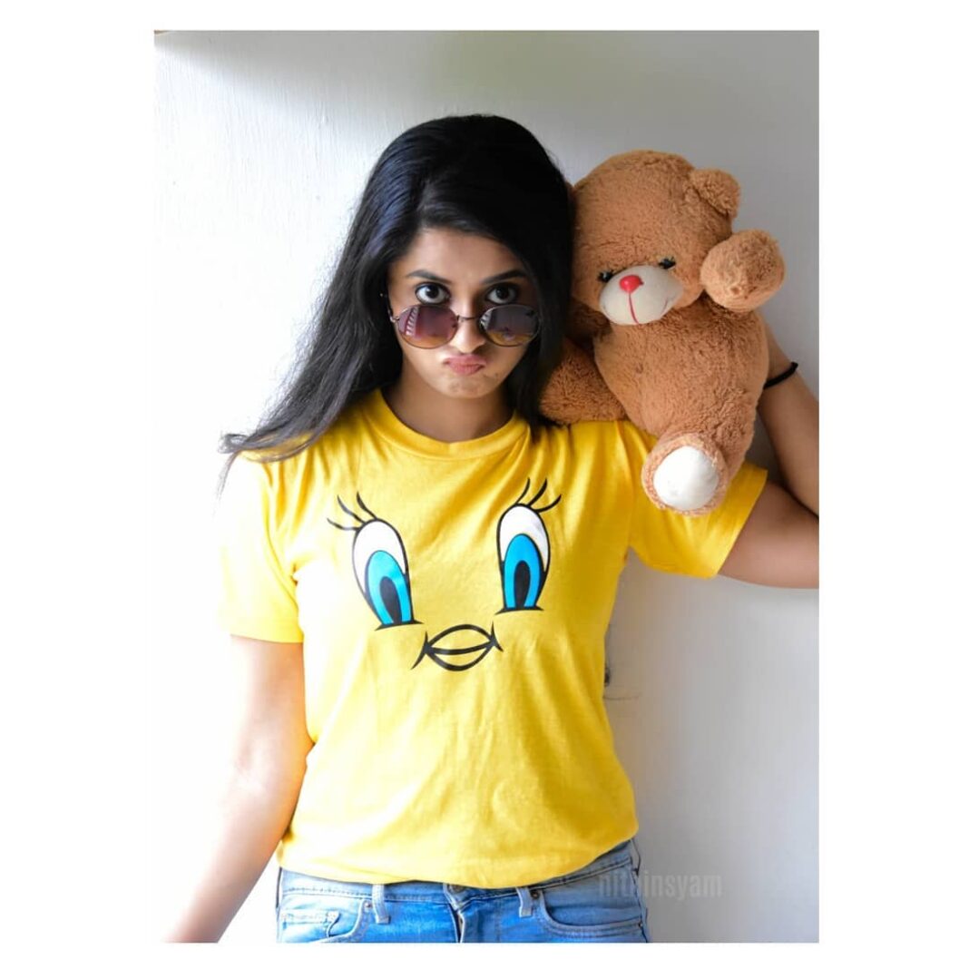 Arthana Binu Instagram - Tweety says hi 🌼 . Wearing : @stuffsunique1's t-shirt . Instagram debut : Soman ( Jinju's teddy bear) . 📷 : @thenithinsyam