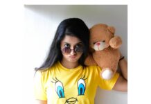Arthana Binu Instagram - Tweety says hi 🌼 . Wearing : @stuffsunique1's t-shirt . Instagram debut : Soman ( Jinju's teddy bear) . 📷 : @thenithinsyam