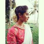 Arthana Binu Instagram - Loved this raw silk blouse and white with a tinge of pink linen Saree by @ajs_attires 👠👗 Neck piece by @shopartery 💫 MUAH:@jo_makeup_artist ❤ Styling: Jinju baby ❤❤