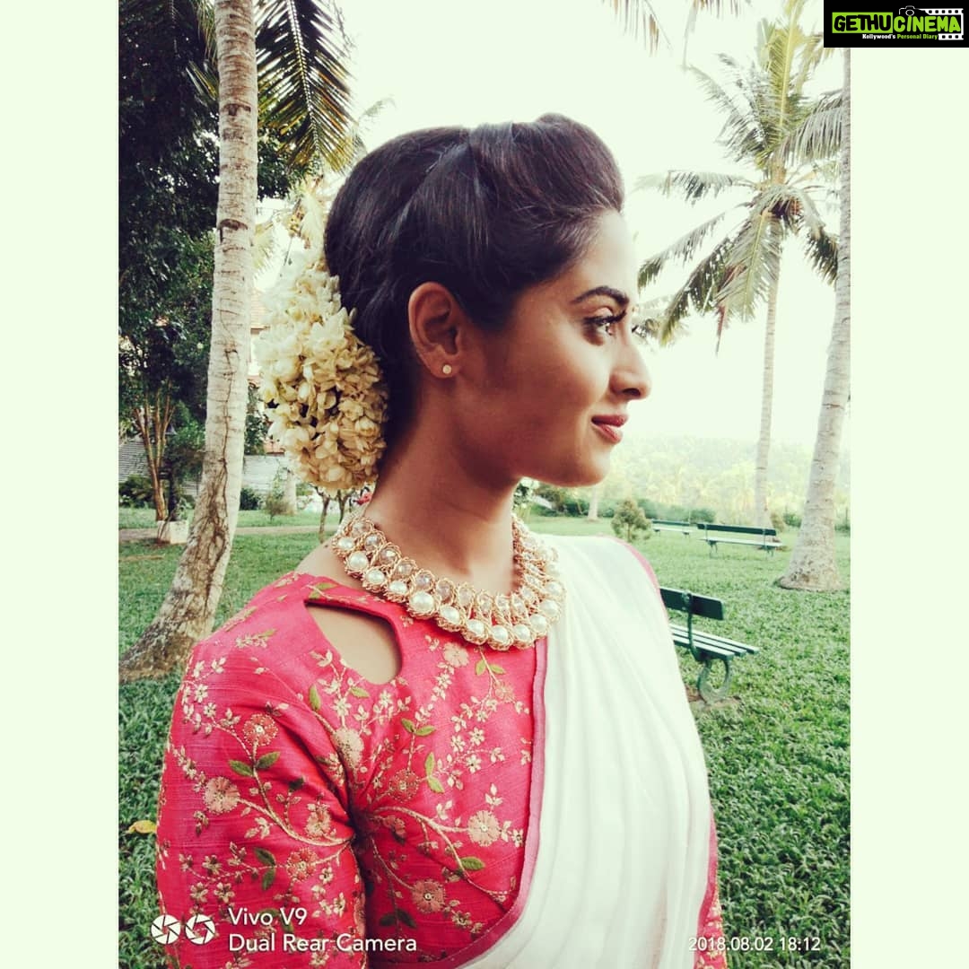Arthana Binu Instagram - Loved this raw silk blouse and white with a tinge of pink linen Saree by @ajs_attires 👠👗 Neck piece by @shopartery 💫 MUAH:@jo_makeup_artist ❤ Styling: Jinju baby ❤❤