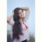 Arthana Binu Instagram - Pre shoot glow ---🌞-------☀-->post shoot tan