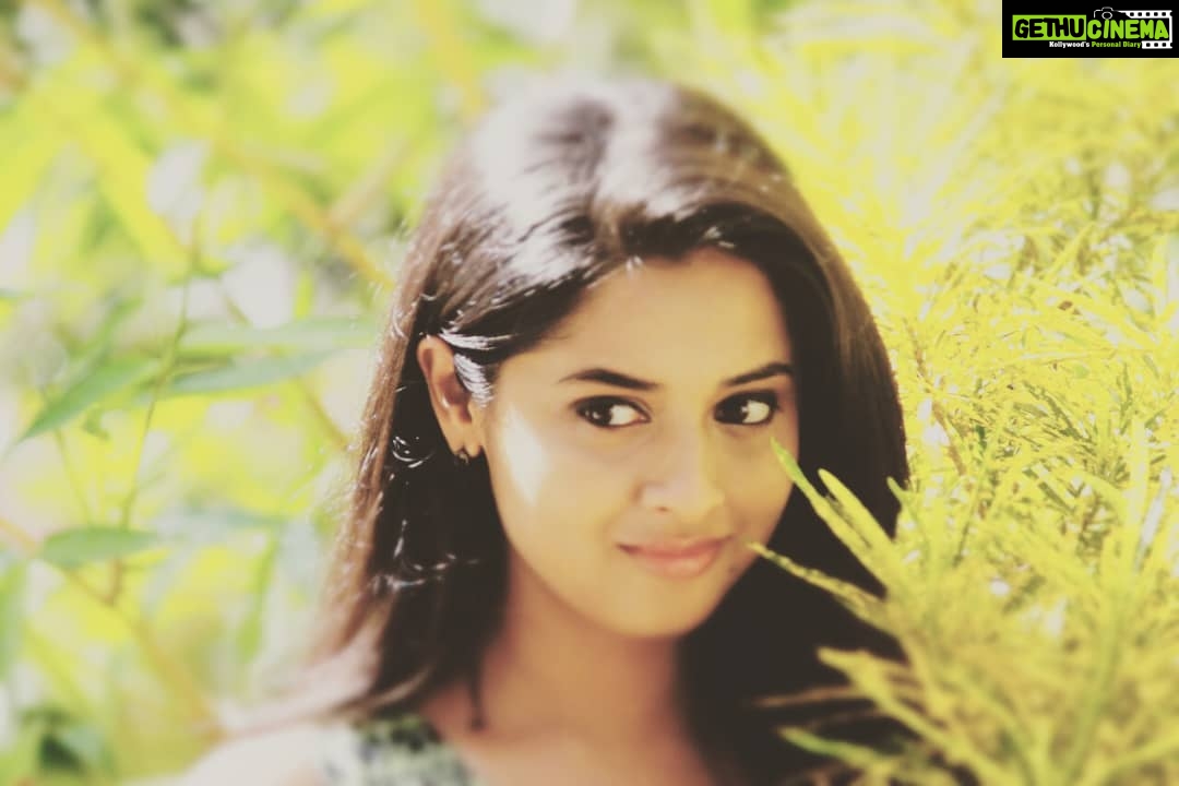 Arthana Binu Instagram - i decide my vibe🌹