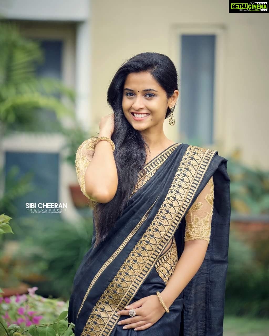 Arthana Binu Instagram - Girls look more pretty when they flaunt their mom's saree☄ . . . . . Isn't it ?? PC @sibicheeran