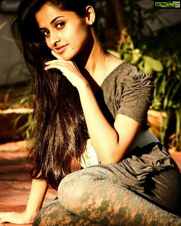 Arthana Binu Instagram - I would like to take you all to that time when I was taking my baby steps in the industry! So everyone who wished to cast me in an Ad Film used to ask for two major things, my portfolio and an audition video but I never had a so called portfolio! So @lubana_nazar and @sony_maryalex decided all of a sudden that their superfilmy friend who is supercrazy about acting should get some good photos clicked! I had absolutely no idea about who would click pics for me! But then my friends were already set with everything from costume to photographer. So I just had to go to lubachi's place, she and Sony got me ready with my costume and makeup on and lubu's brother @nabz_1881 nabeel ikka clicked some really good photos of mine! So this photo is really close to my heart and my all time favourite 😍