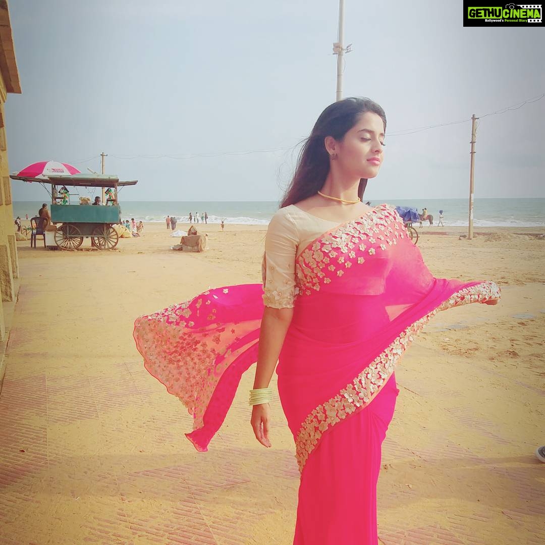 Arthana Binu Instagram - Wasn't actually posing! Was actually letting my eyes relax! The sunlight hurt my eyes! Clicked in between vanitha fashion page photo shoot Makeup: @jo_makeup_artist jo chetan😍